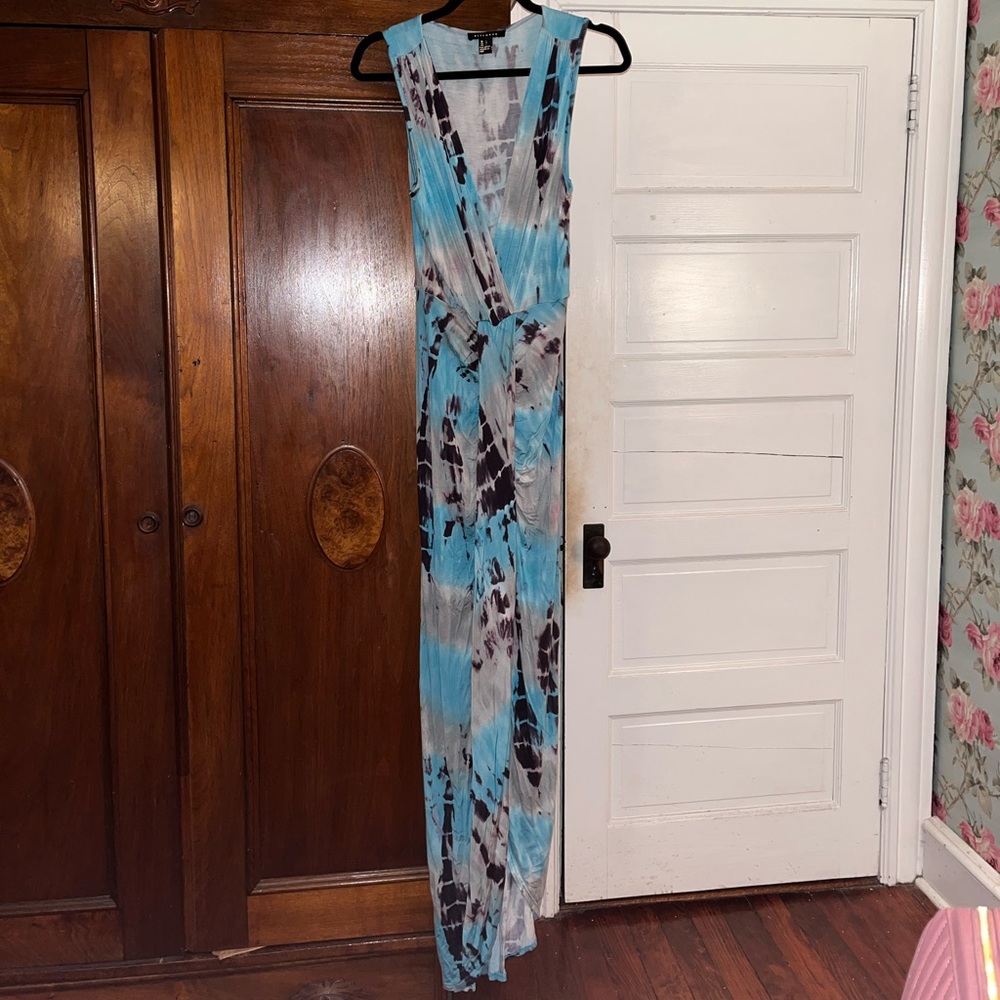 **Never worn** blue tie-dye fitted stretchy dress with bottom slit, size L